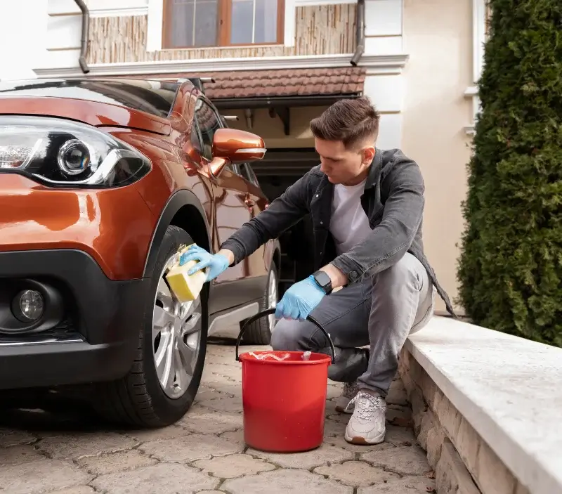Lavage auto à domicile Dhuys et Morin-en-Brie : professionnel intervenant sur un véhicule